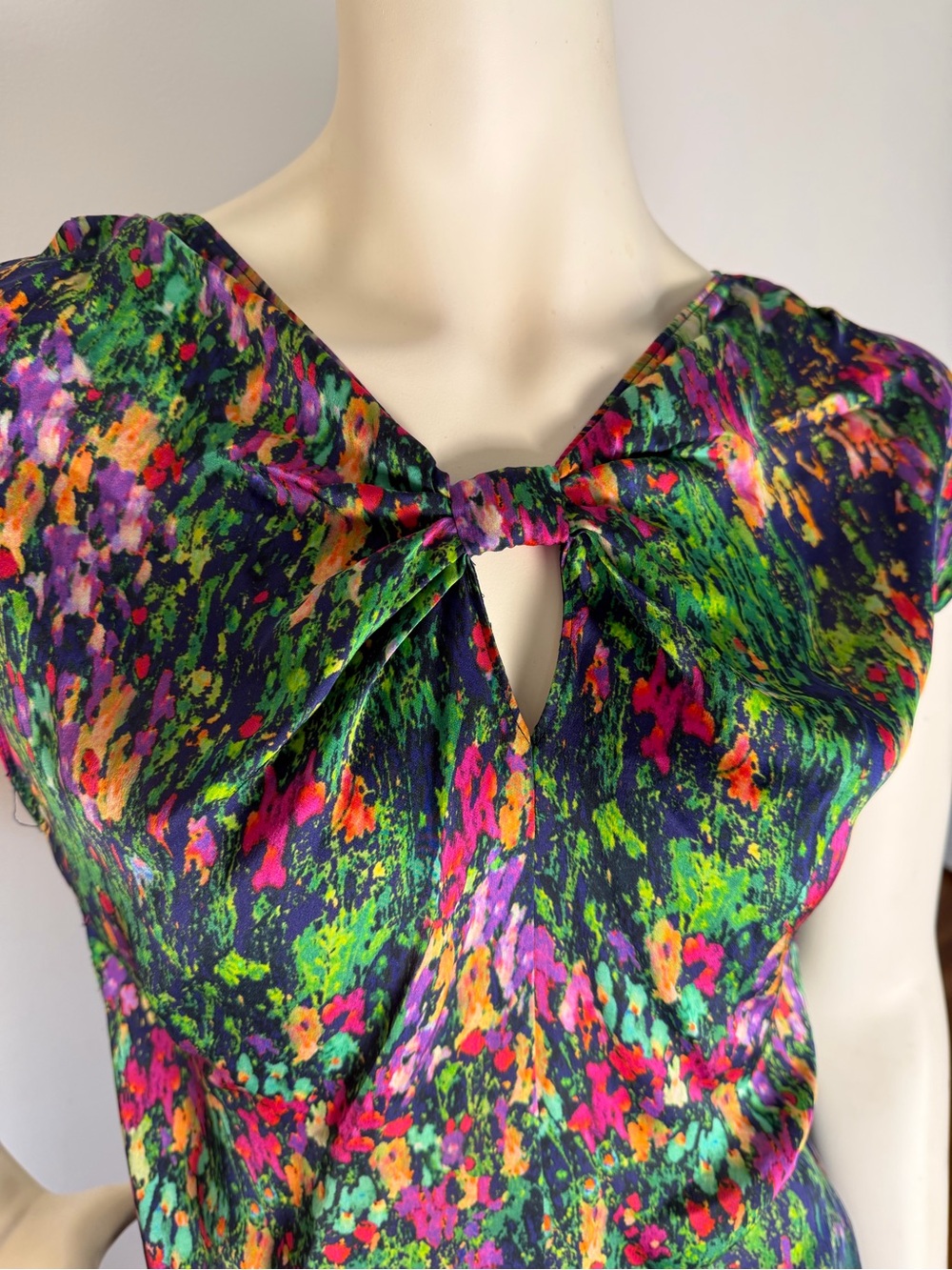 Elie Tahari Silk Blouse Floral Ombré Keyhole Neckline Short Skeeve Top Sz  XS